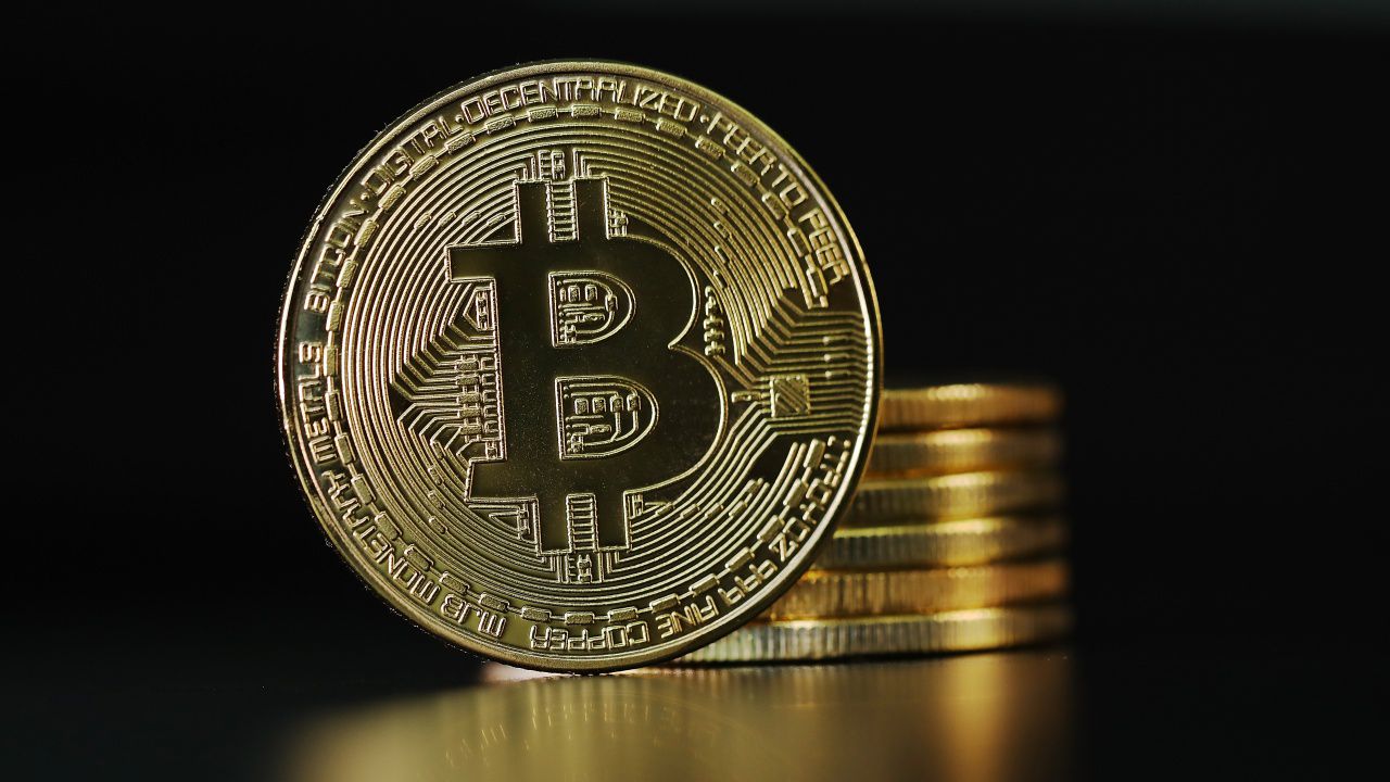 Курсът на биткойна се стабилизира около прага от 100 000 долара