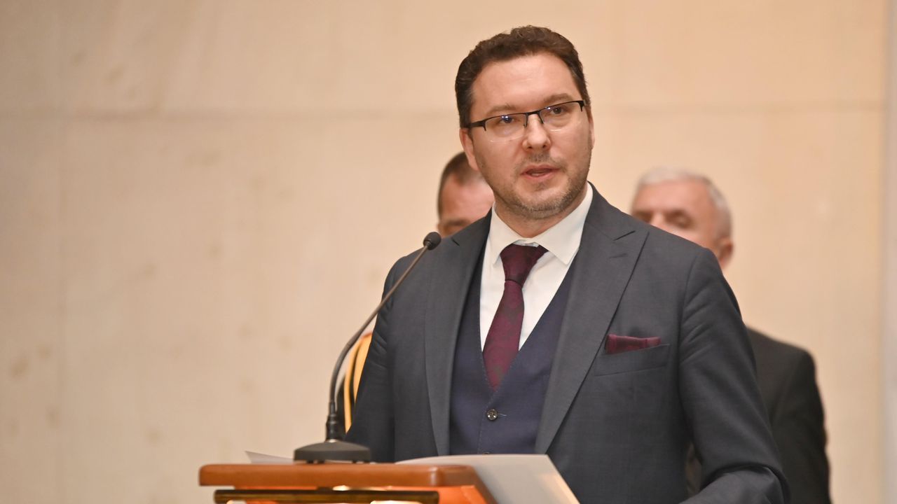 Министър Даниел Митов отстранява директора на полицията във Варна